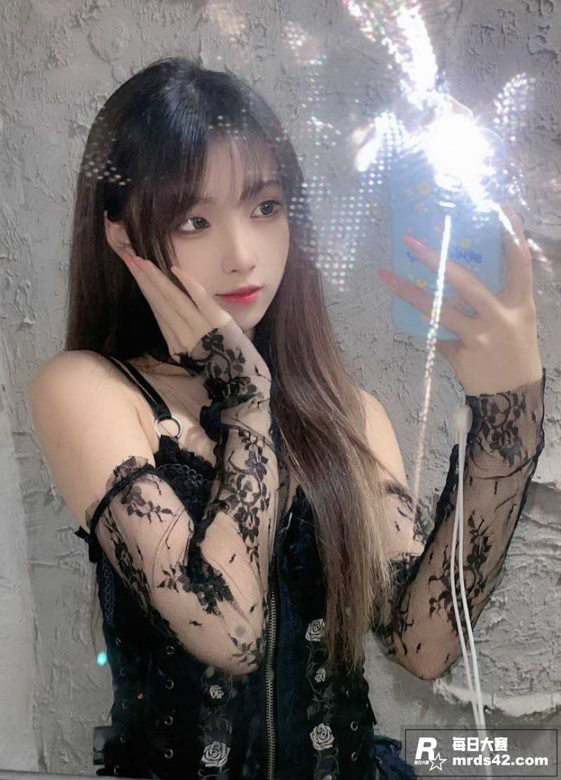 推特极品美乳粉鲍反差相关图片6