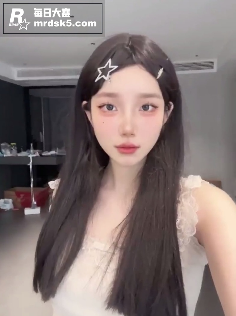 推特高颜值福利姬 小相关图片1