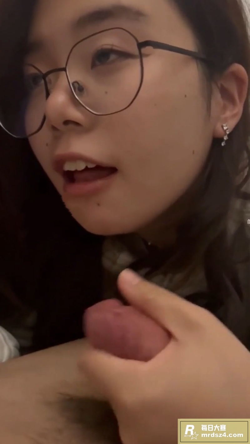 极品反差眼镜妹 表面相关图片1