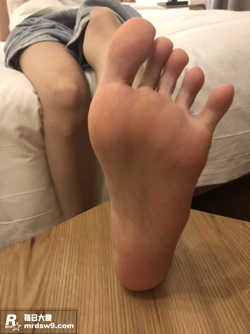 恋足大神约舔00后高相关图片4