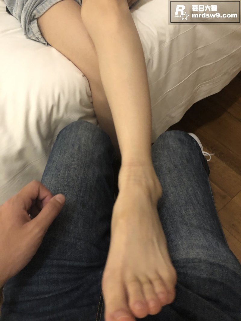 恋足大神约舔00后高相关图片6