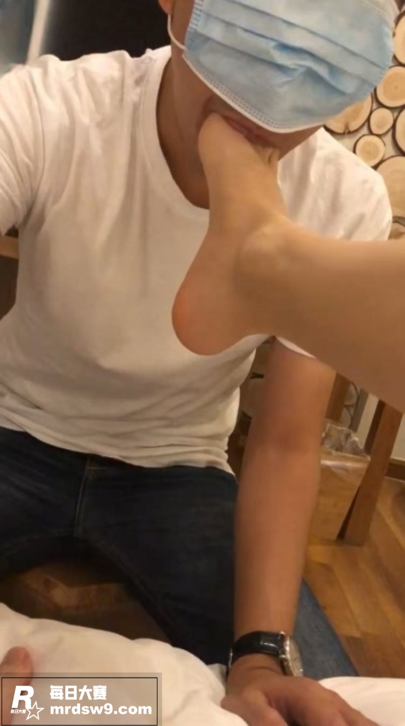 恋足大神约舔00后高相关图片7