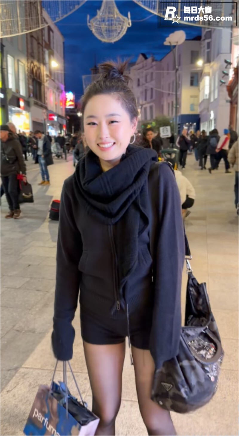 推特高颜值阿黑颜女神相关图片1