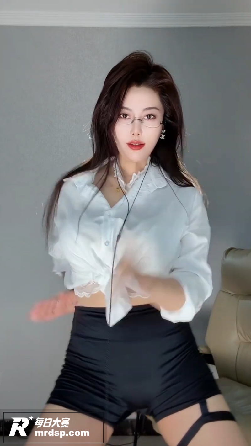 快手高人气巨乳女神 相关图片9