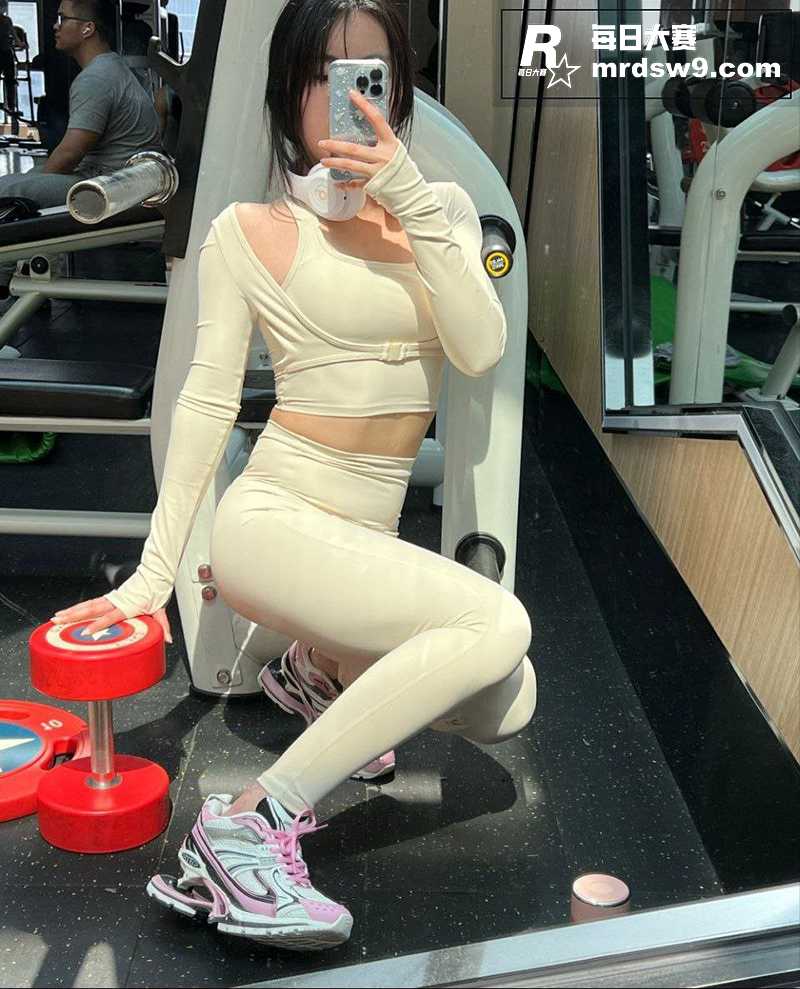 极品高颜值健身女神私相关图片5