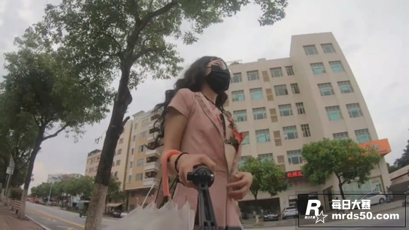 推特露出天花板 冯珊相关图片4