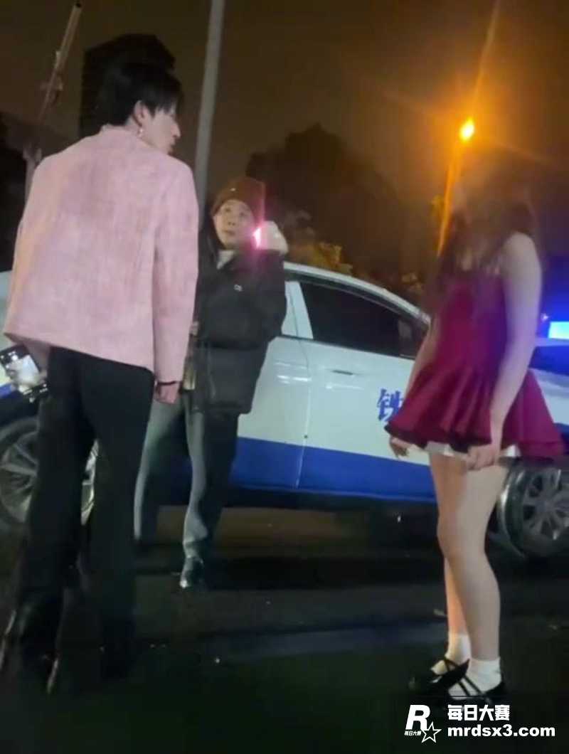 精神小妹街头自曝 男相关图片1