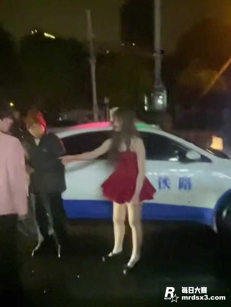 精神小妹街头自曝 男相关图片2