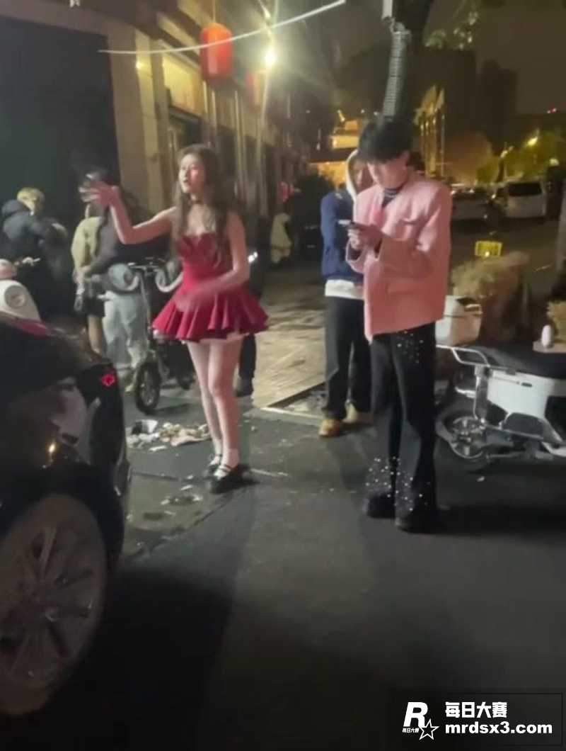 精神小妹街头自曝 男相关图片3