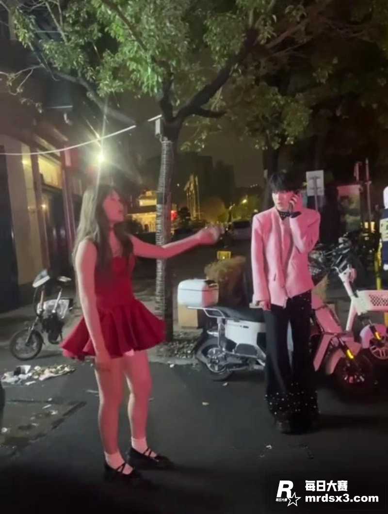 精神小妹街头自曝 男相关图片4