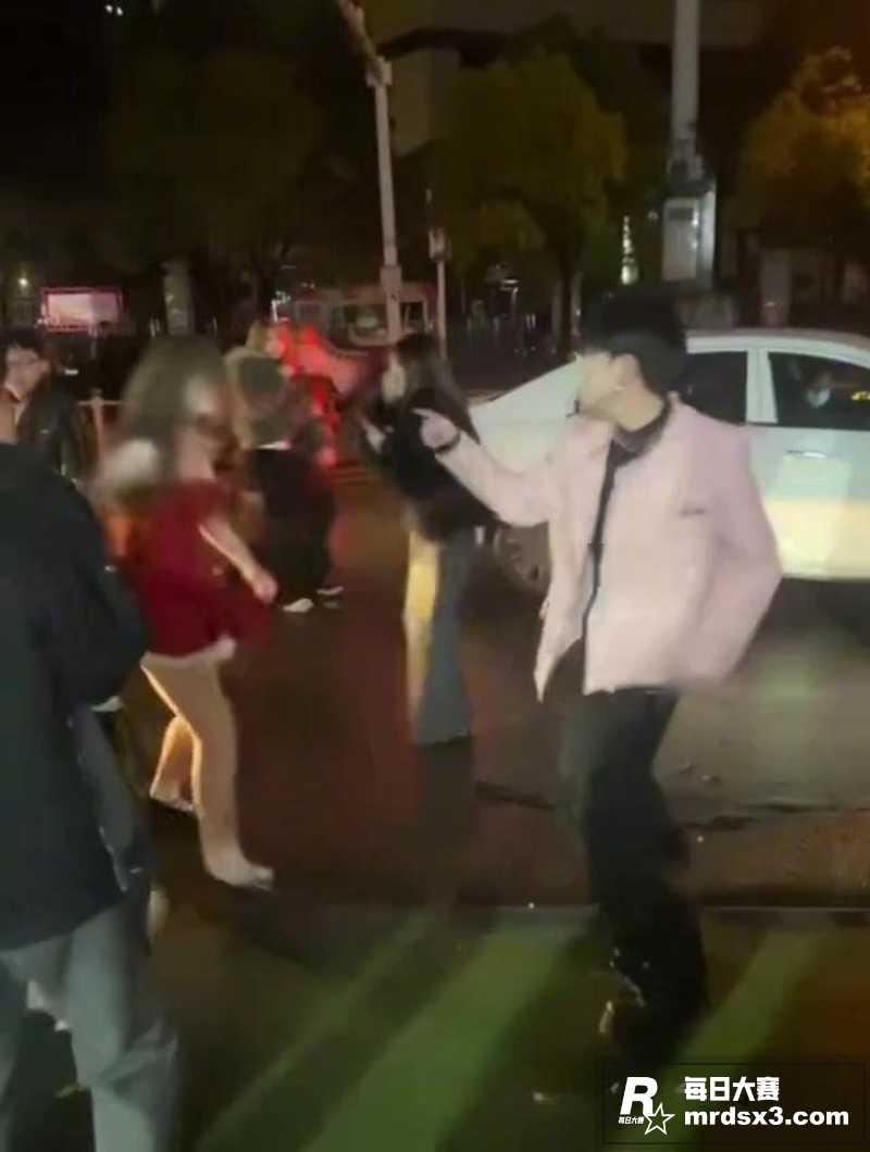 精神小妹街头自曝 男相关图片6