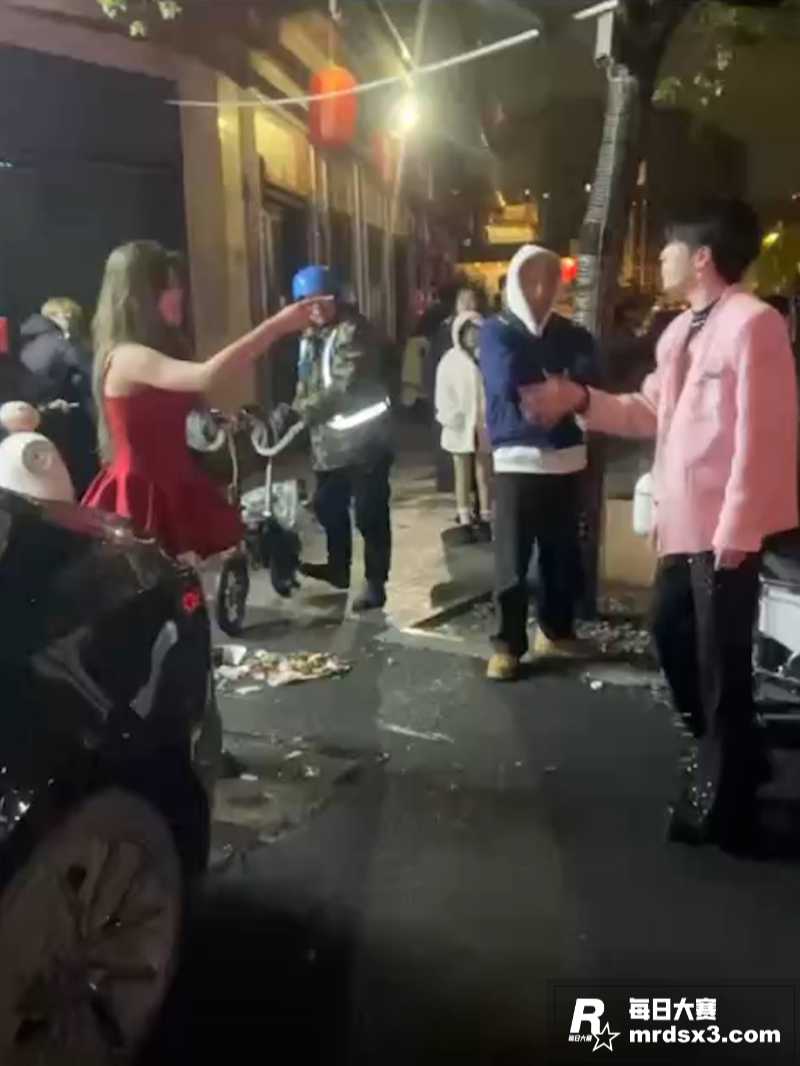 精神小妹街头自曝 男相关图片7