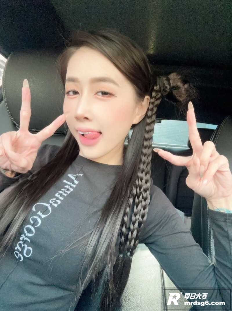 极品高颜值纹身小网红相关图片9