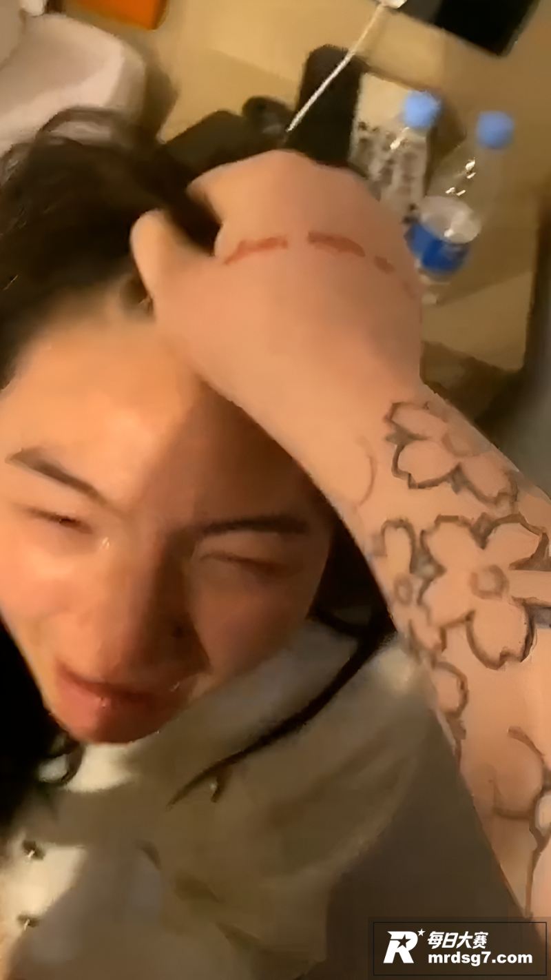 酒店抓奸现场 男的留相关图片6