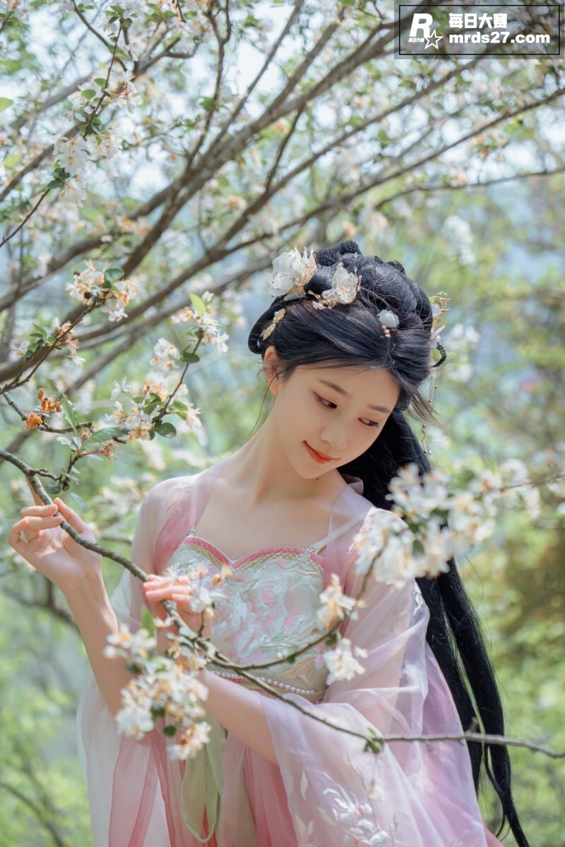 极品美乳嫩模 年年 相关图片15