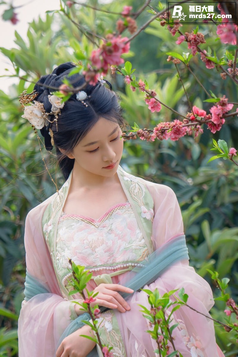 极品美乳嫩模 年年 相关图片24