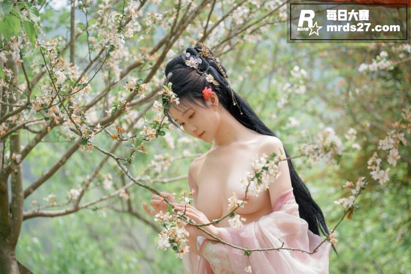 极品美乳嫩模 年年 相关图片32