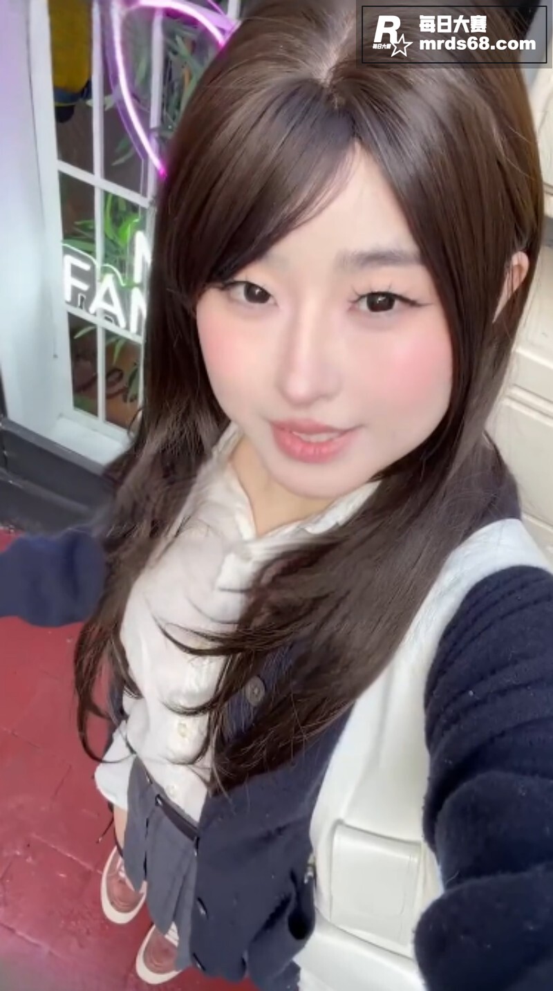推特高颜值阿黑颜女神相关图片1