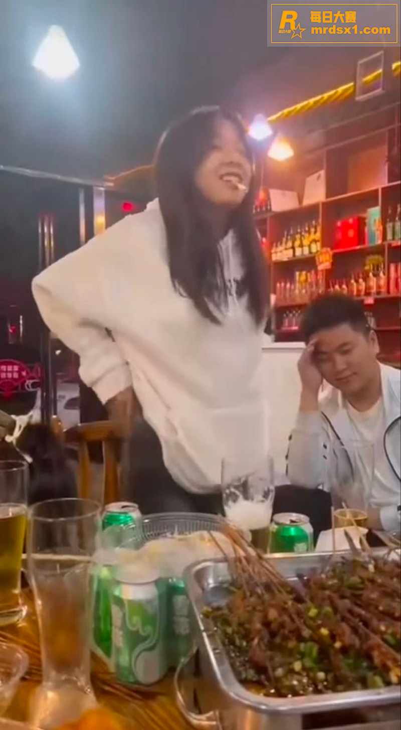 凯里女孩喝酒脱衣助兴相关图片2