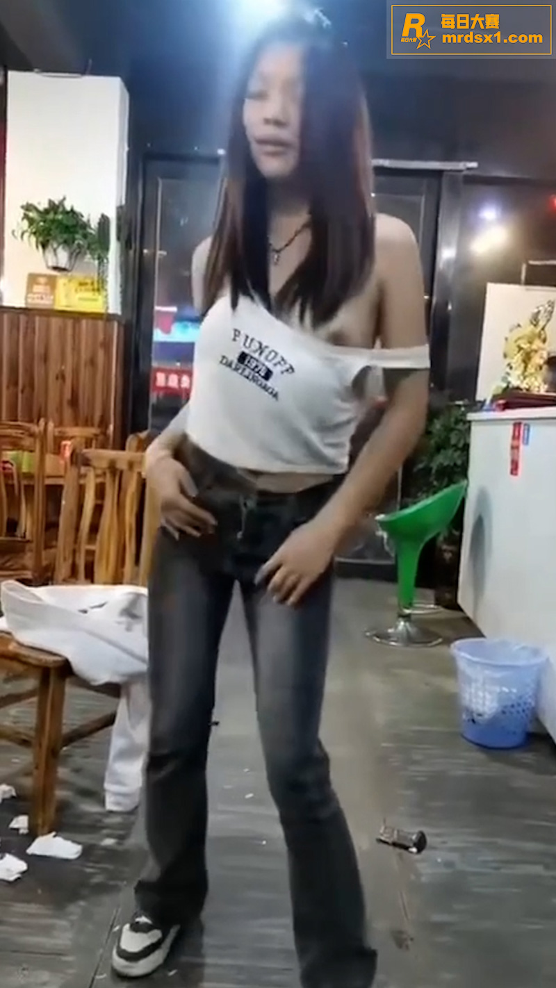 凯里女孩喝酒脱衣助兴相关图片3