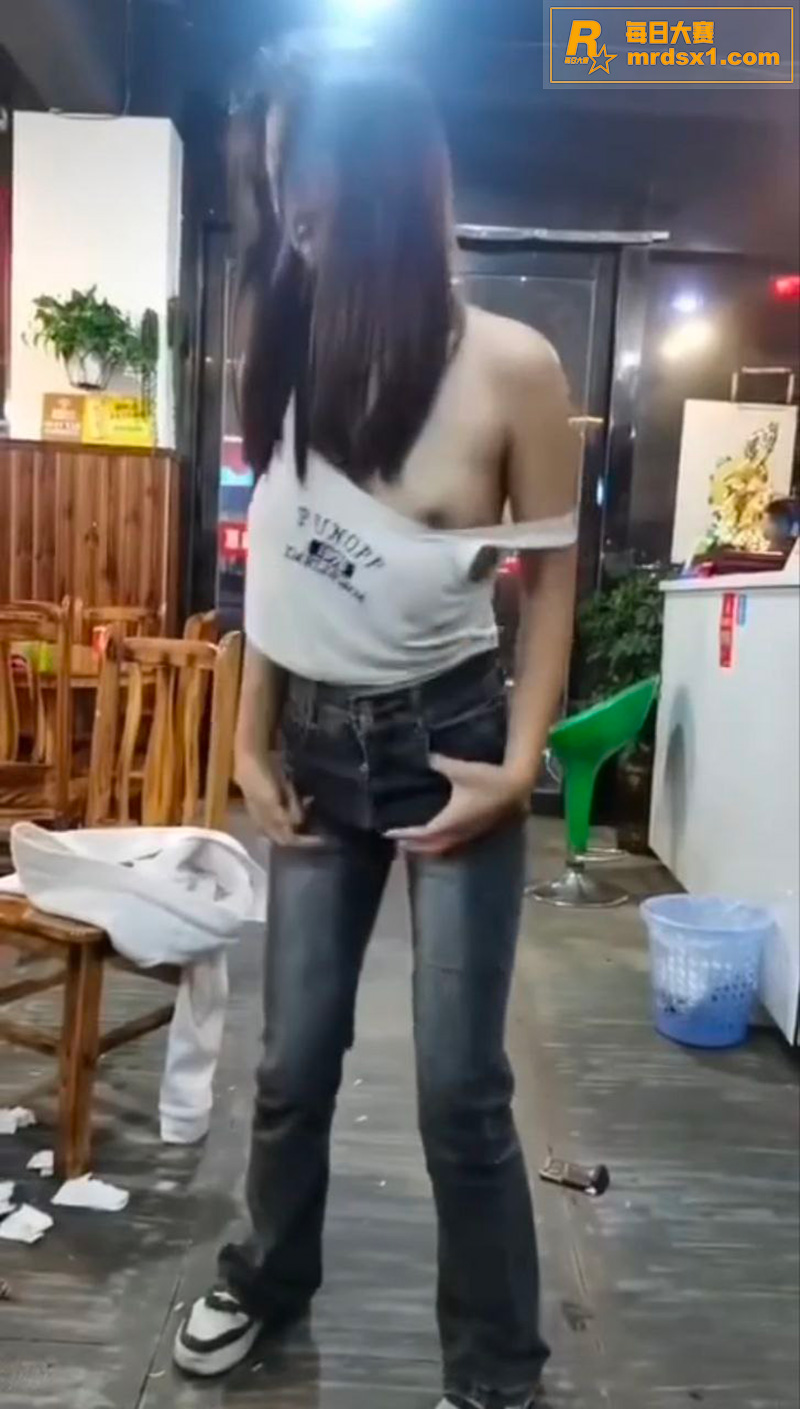 凯里女孩喝酒脱衣助兴相关图片4