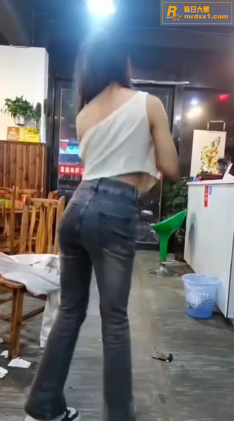 凯里女孩喝酒脱衣助兴相关图片5