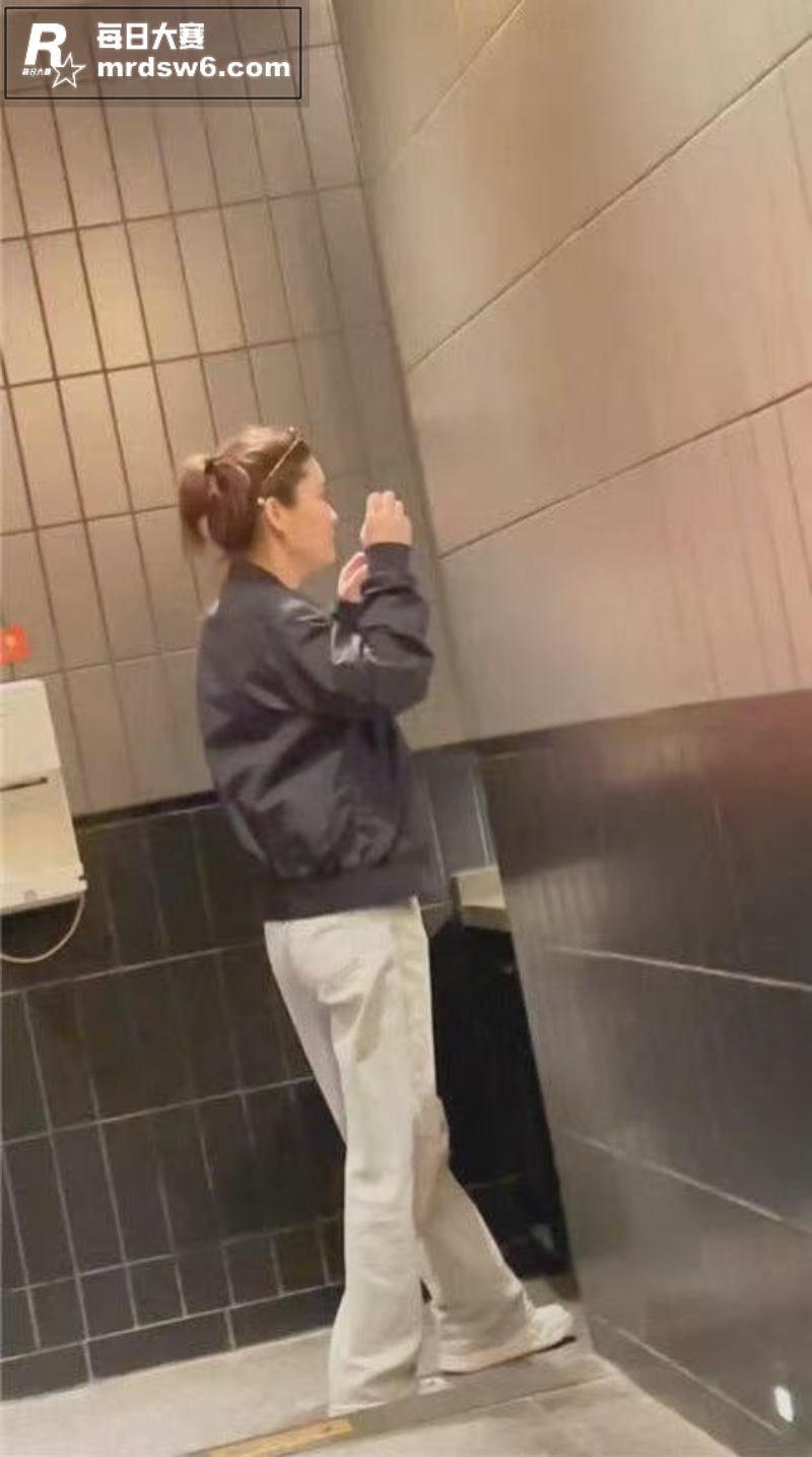 偷拍狂魔火锅店女厕抄相关图片1
