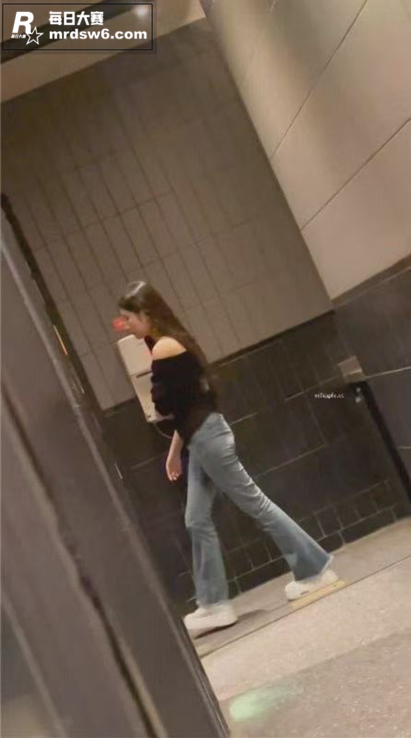偷拍狂魔火锅店女厕抄相关图片3