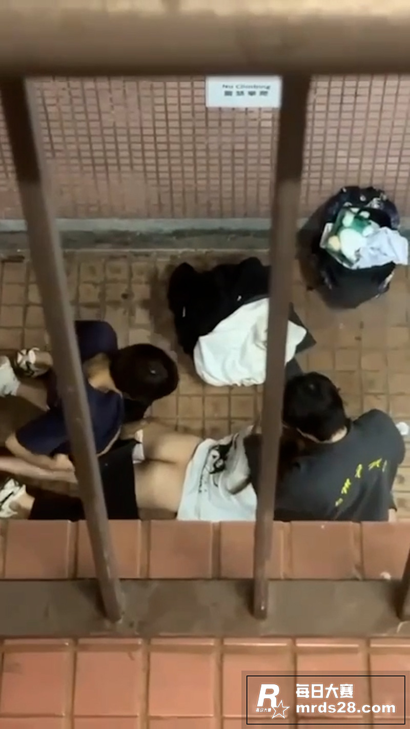 香港屋苑平台3P性爱相关图片2