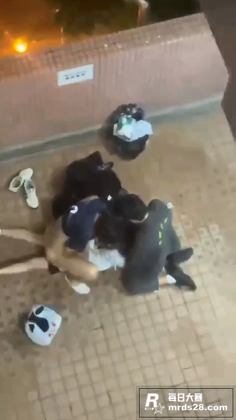 香港屋苑平台3P性爱相关图片4