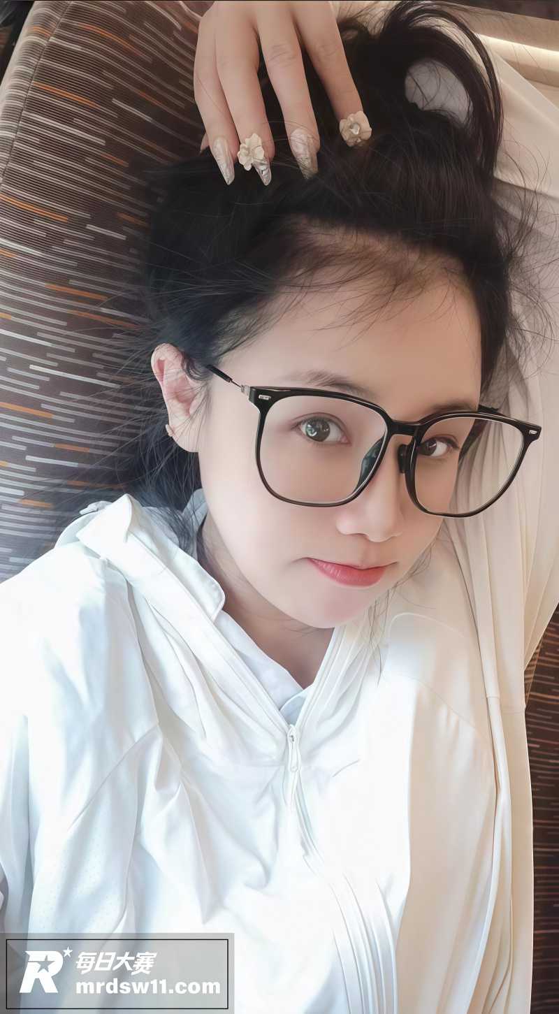 广东高颜值反差四眼妹相关图片1