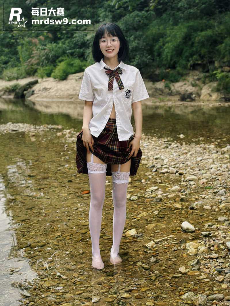 清纯反差学生眼镜妹 相关图片3