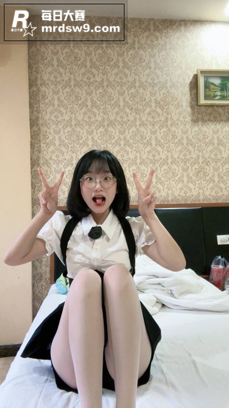 清纯反差学生眼镜妹 相关图片9