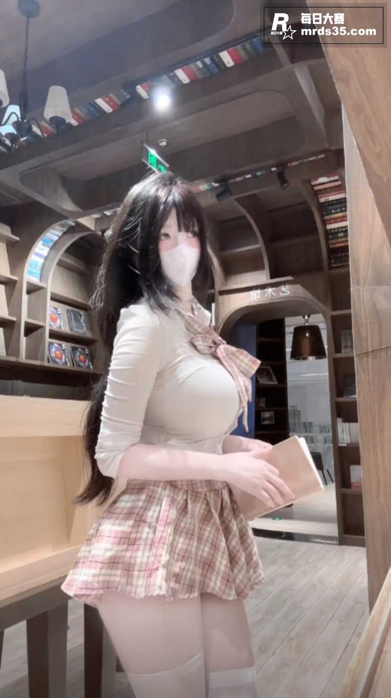 抖音百万童颜巨乳网红相关图片4