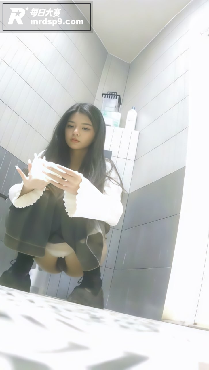 商场女厕全景偷拍 多相关图片2