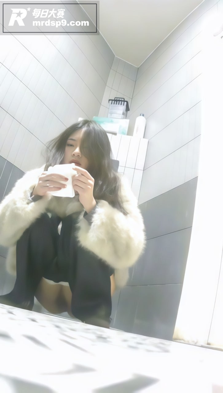 商场女厕全景偷拍 多相关图片3