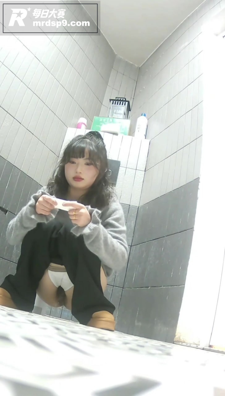 商场女厕全景偷拍 多相关图片6