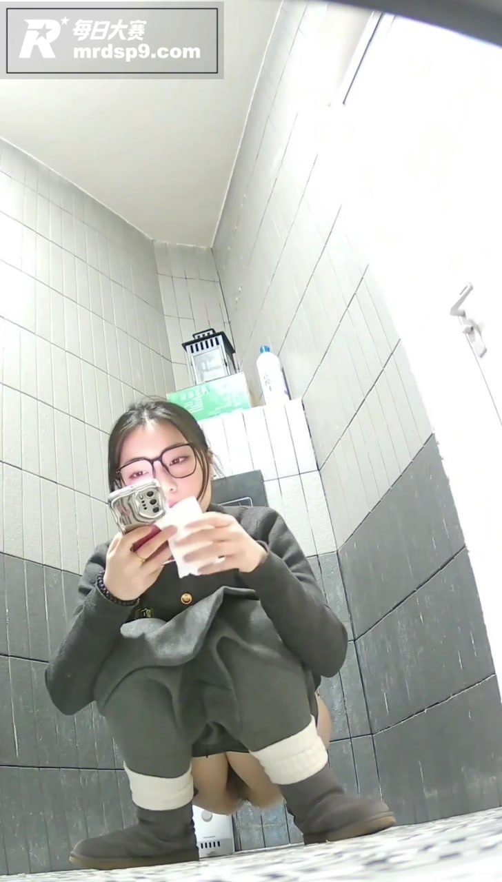 商场女厕全景偷拍 多相关图片9
