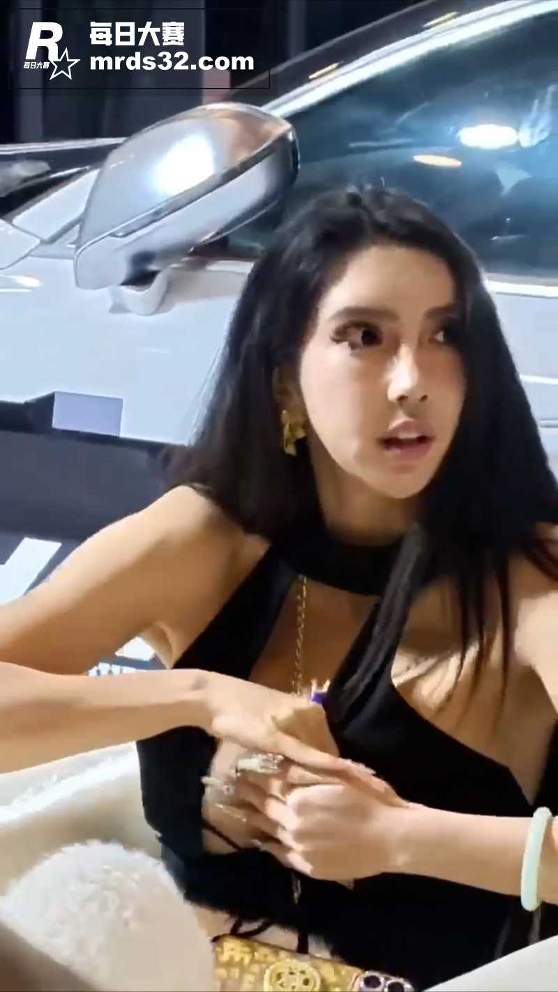 美女车模车展上未做任相关图片3