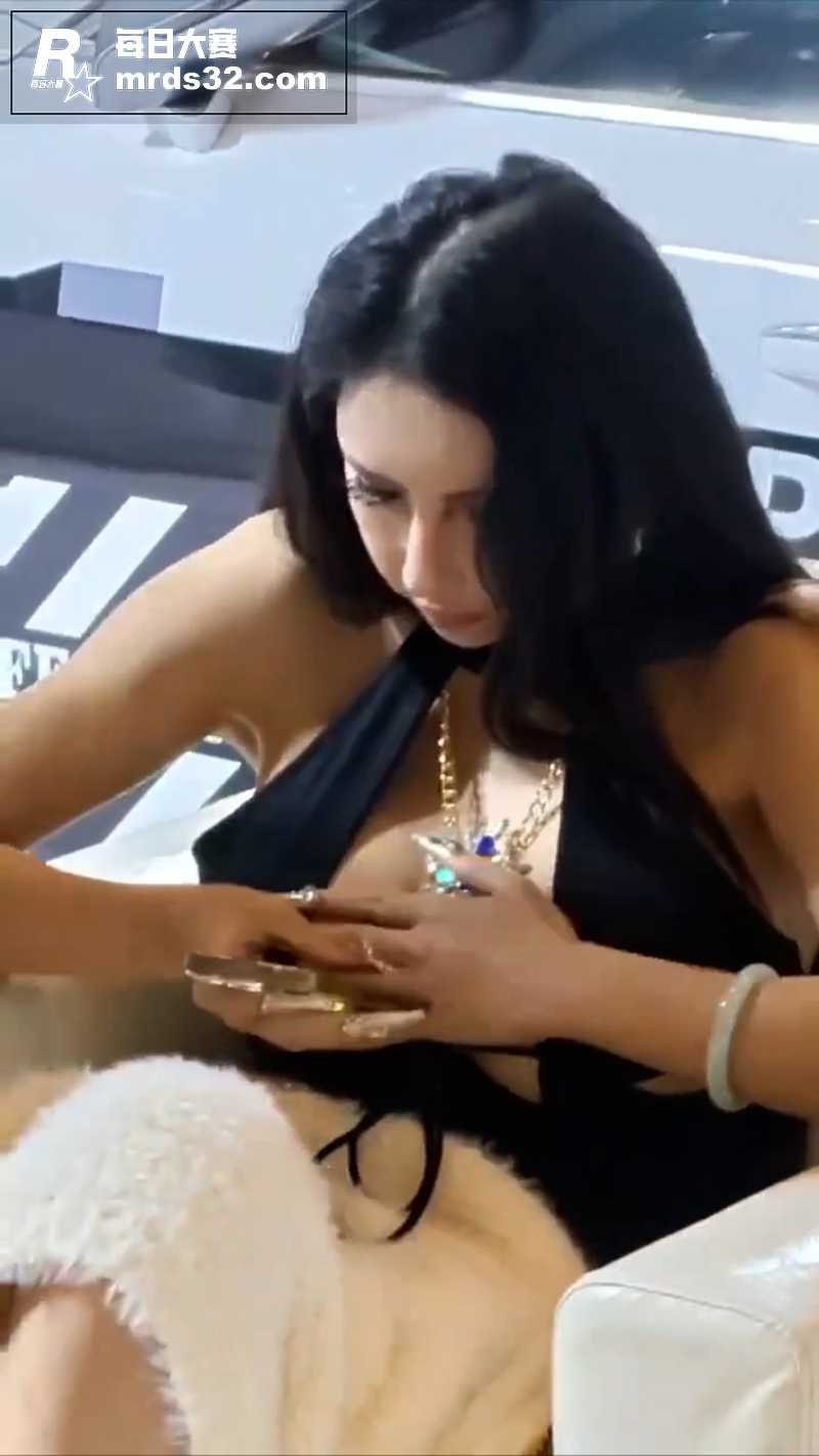 美女车模车展上未做任相关图片5