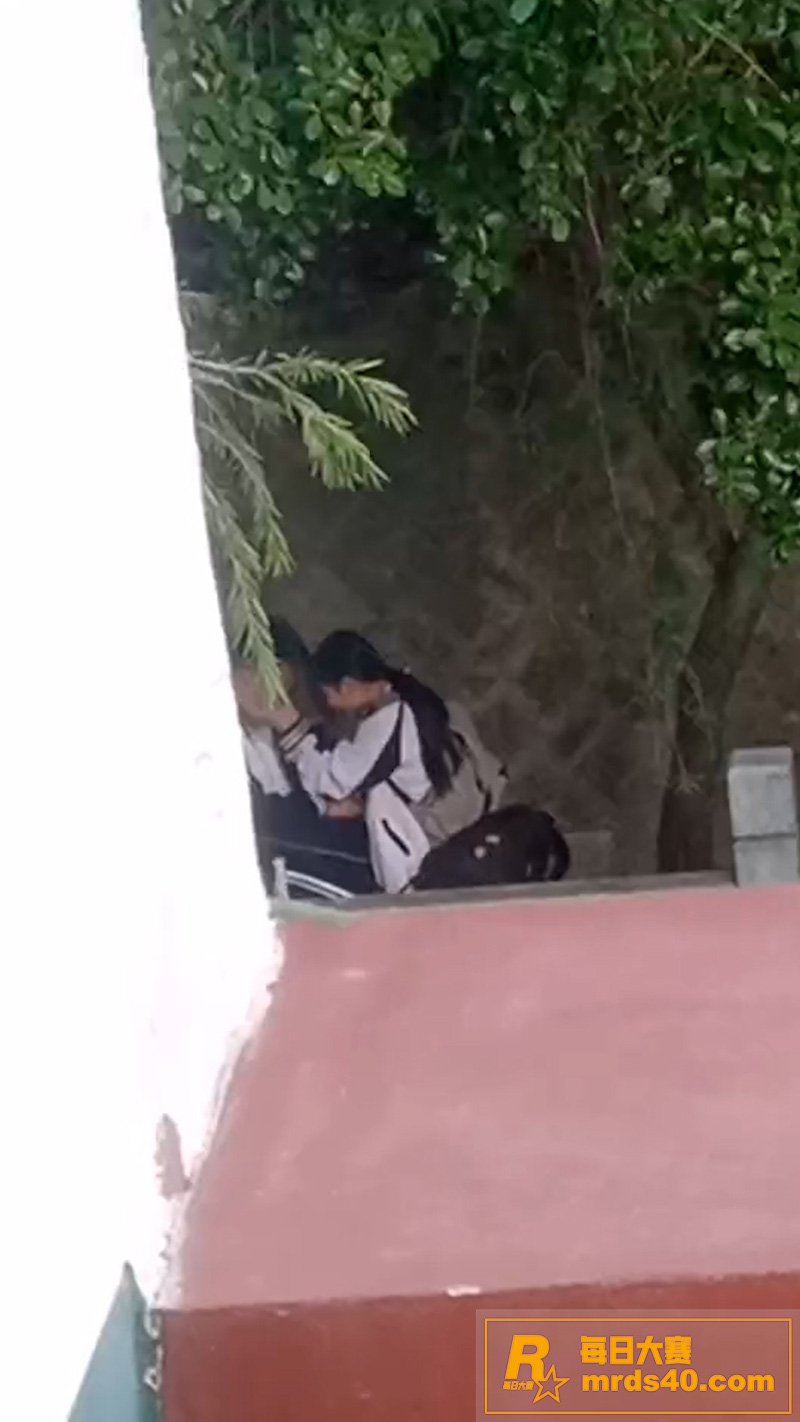 高中小情侣情欲难耐 相关图片1