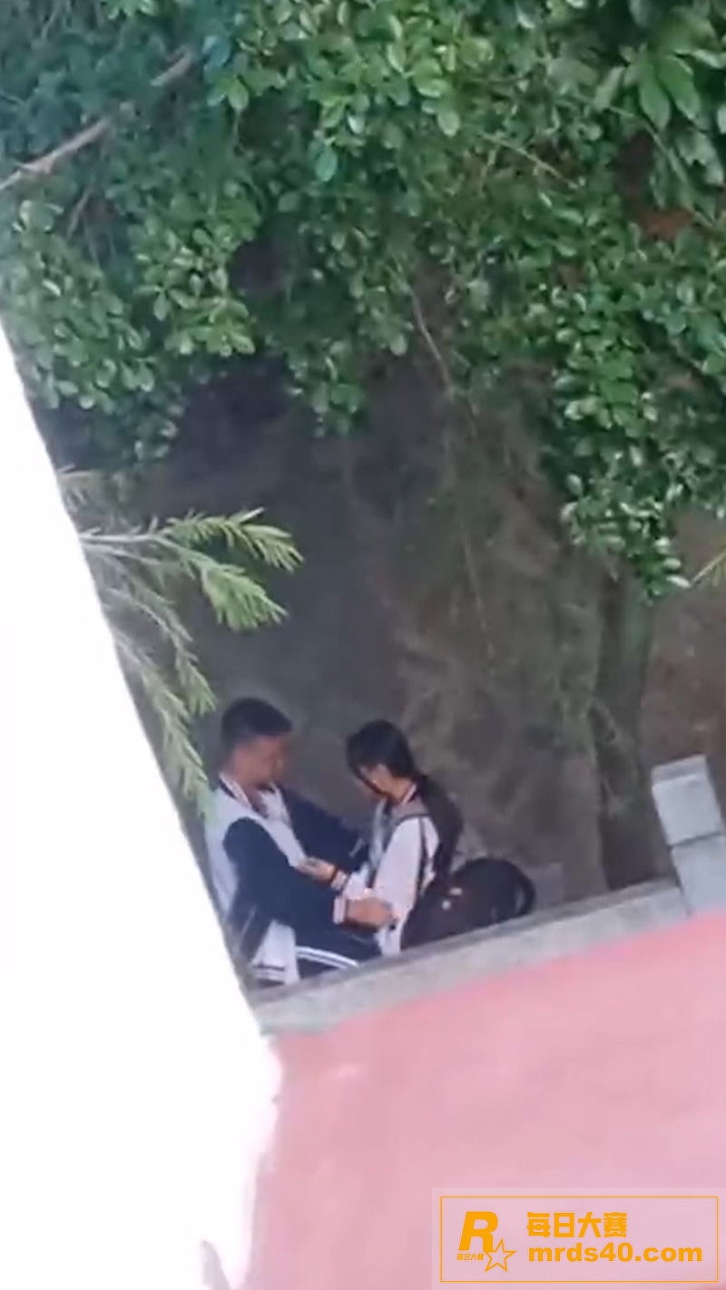 高中小情侣情欲难耐 相关图片2