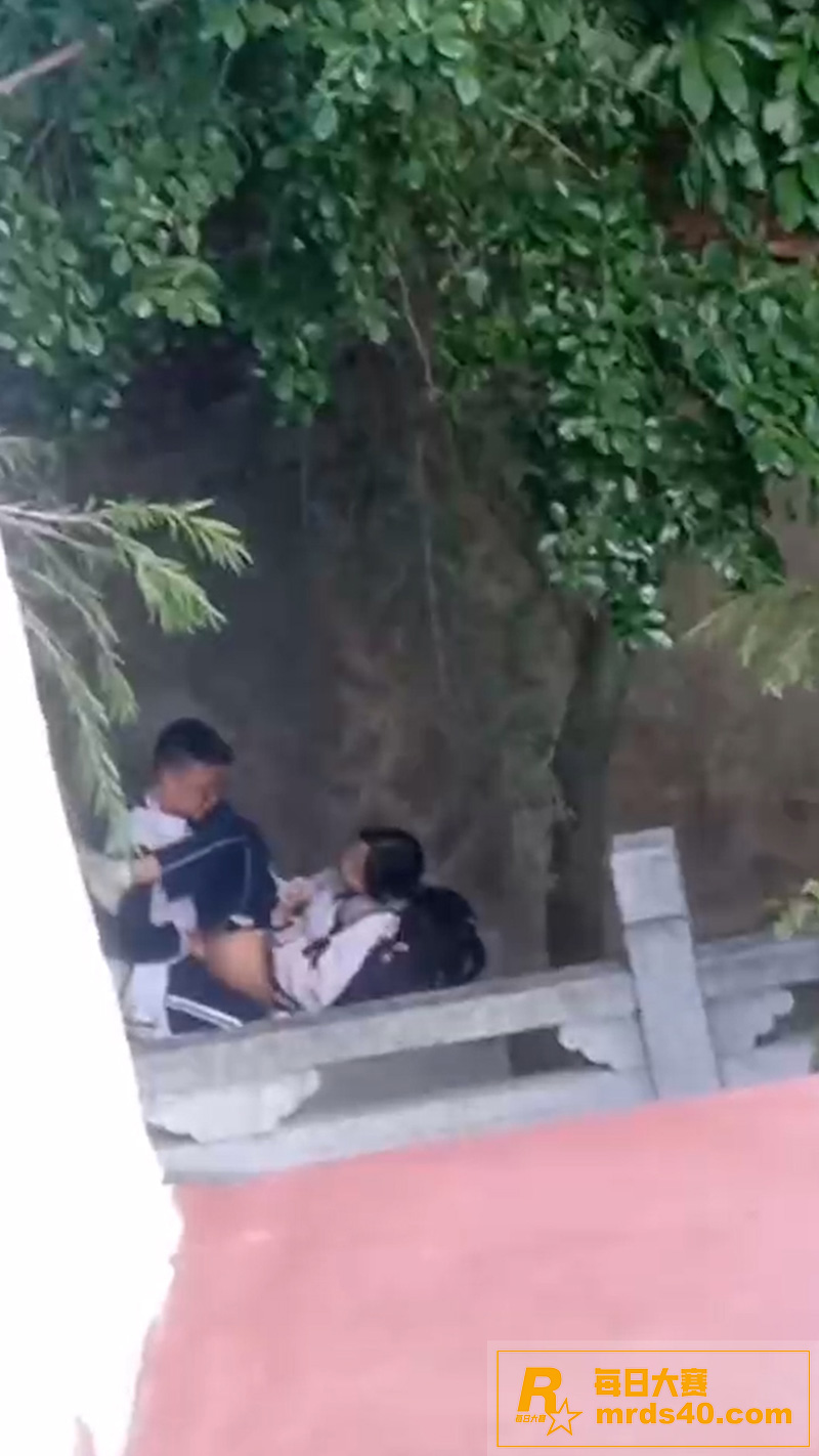 高中小情侣情欲难耐 相关图片5