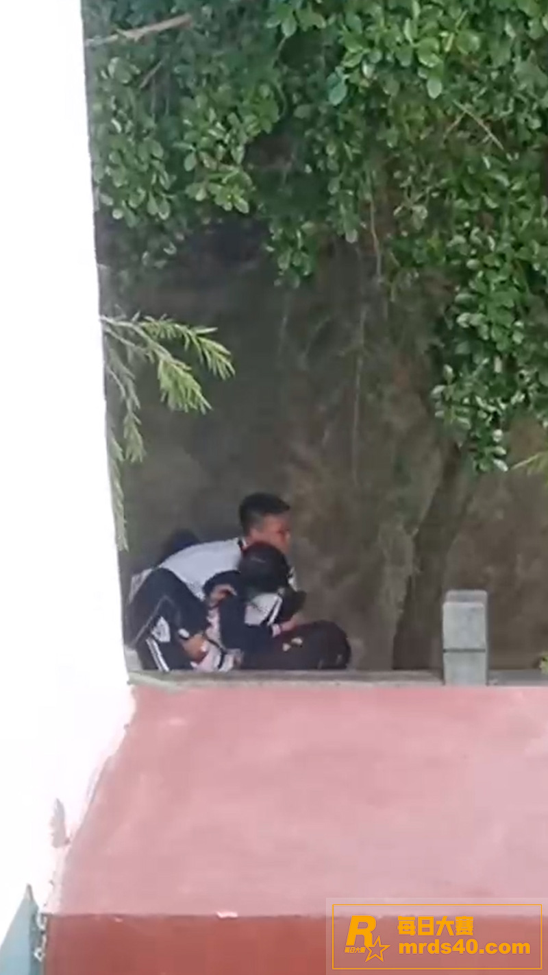 高中小情侣情欲难耐 相关图片7