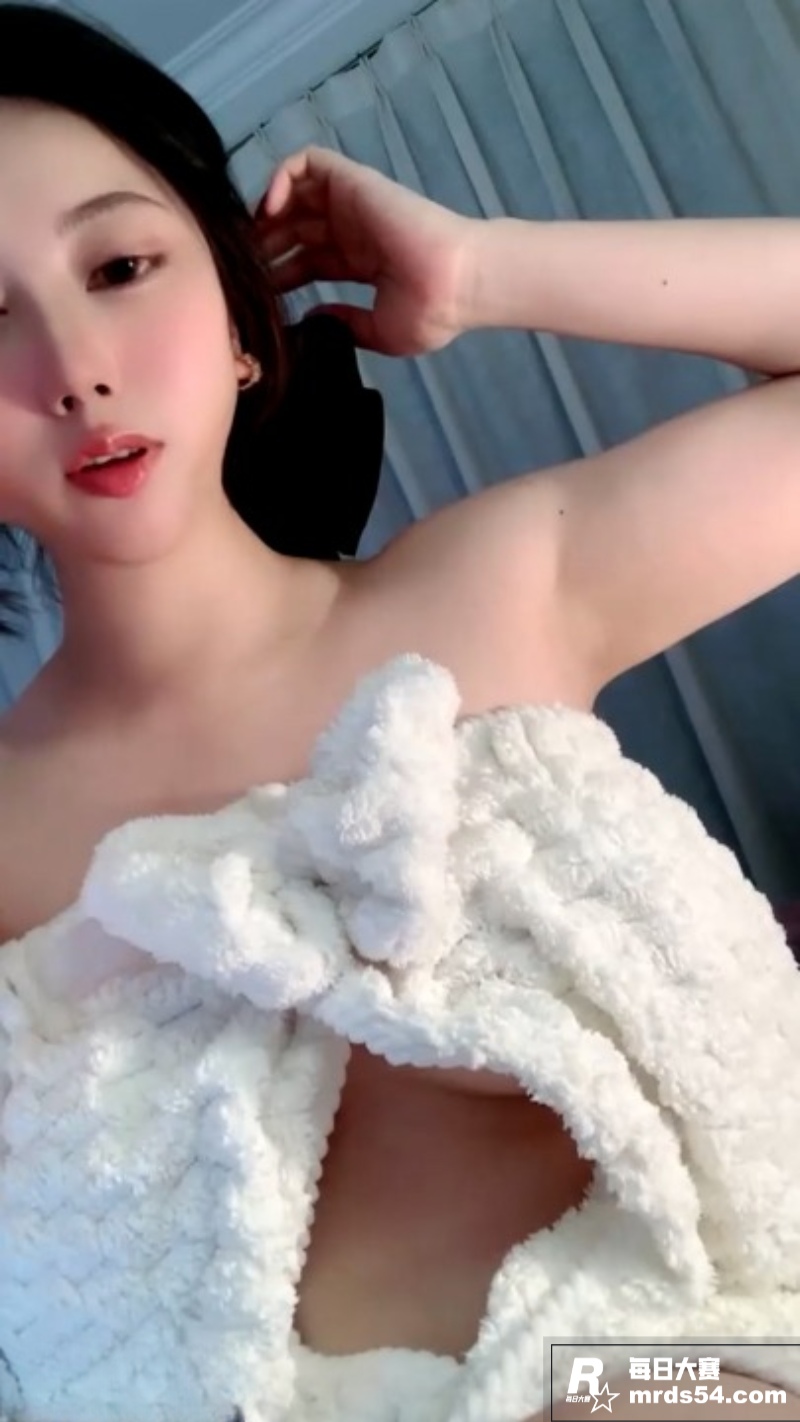 国产高颜值巨乳主播 相关图片5