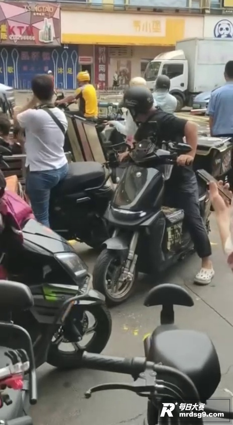 江门益华广场！小伙骑相关图片7