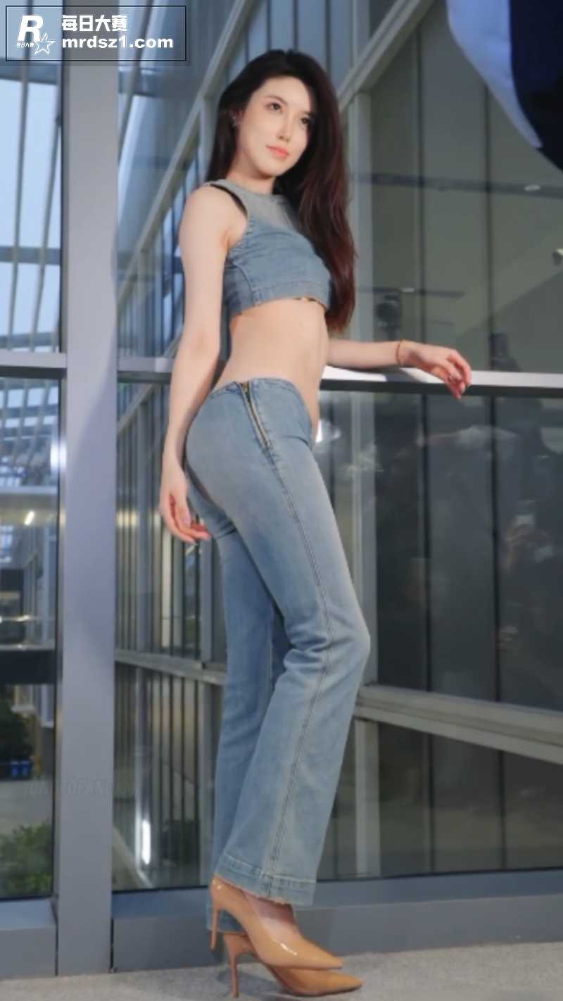 抖音翘臀网红 小乌苏相关图片3