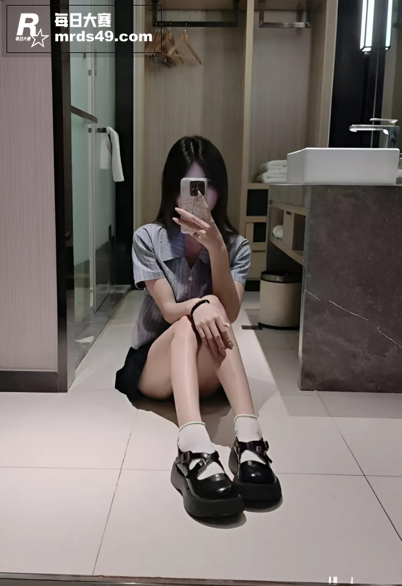 反差可爱女大学生私拍相关图片3