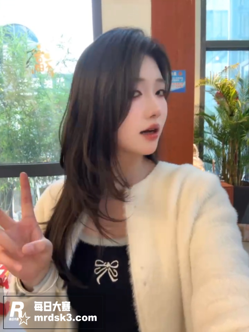 高颜值反差大二学生妹相关图片3