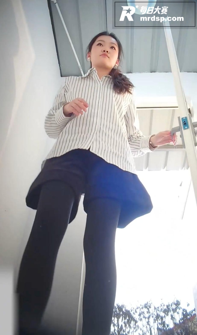 大神潜入女厕安放摄像相关图片2